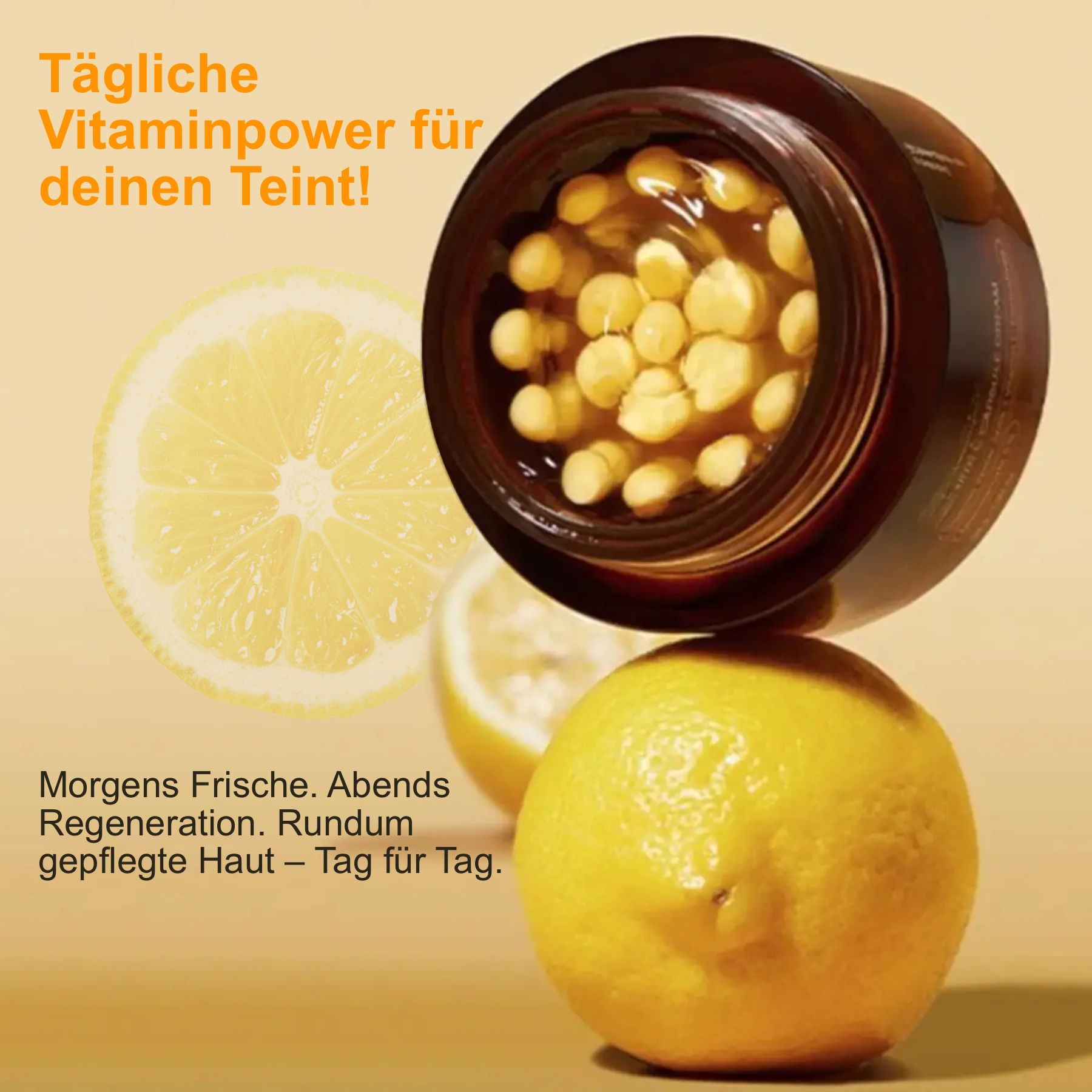 Geöffneter Tiegel mit Creme und gelben Kapseln. Zitronen im Hintergrund. Text: Tägliche Vitaminpower für deinen Teint!
