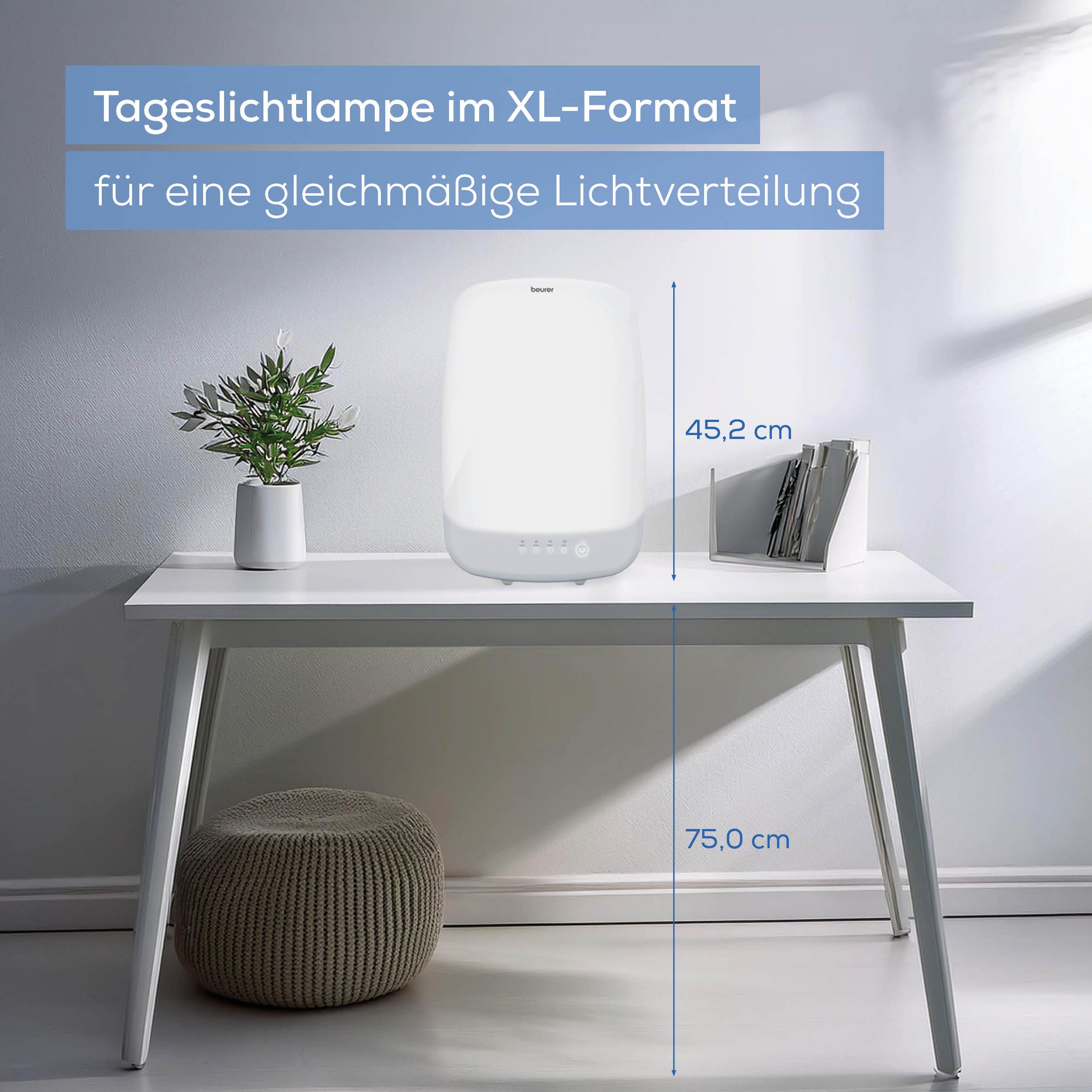 Tageslichtlampe auf einem Tisch. Text: Tageslichtlampe im XL-Format. Maße: 75,0 cm x 45,2 cm.