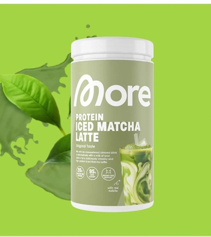 Grünes Protein-Pulver-Behälter mit Aufschrift "More Protein Iced Matcha Latte". Abbildung eines Getränks.