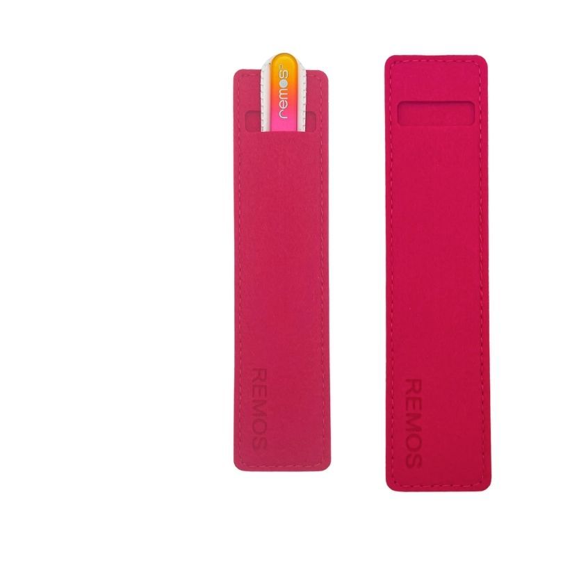 Zwei rote Etuis mit Logo. Eine Etui mit Nagelfeile. Die andere leer.