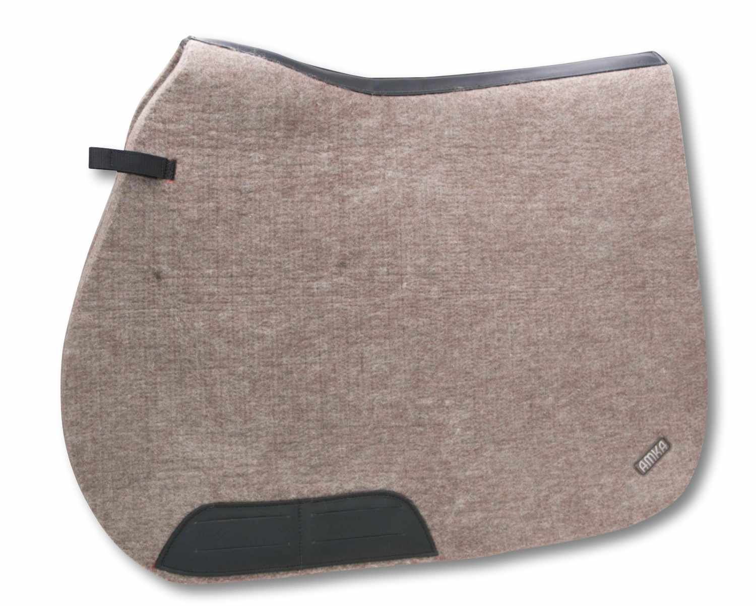 Beige Filzschabracke mit schwarzen Verstärkungen und AMKA-Logo. Rechteckige Form mit abgerundeten Ecken.