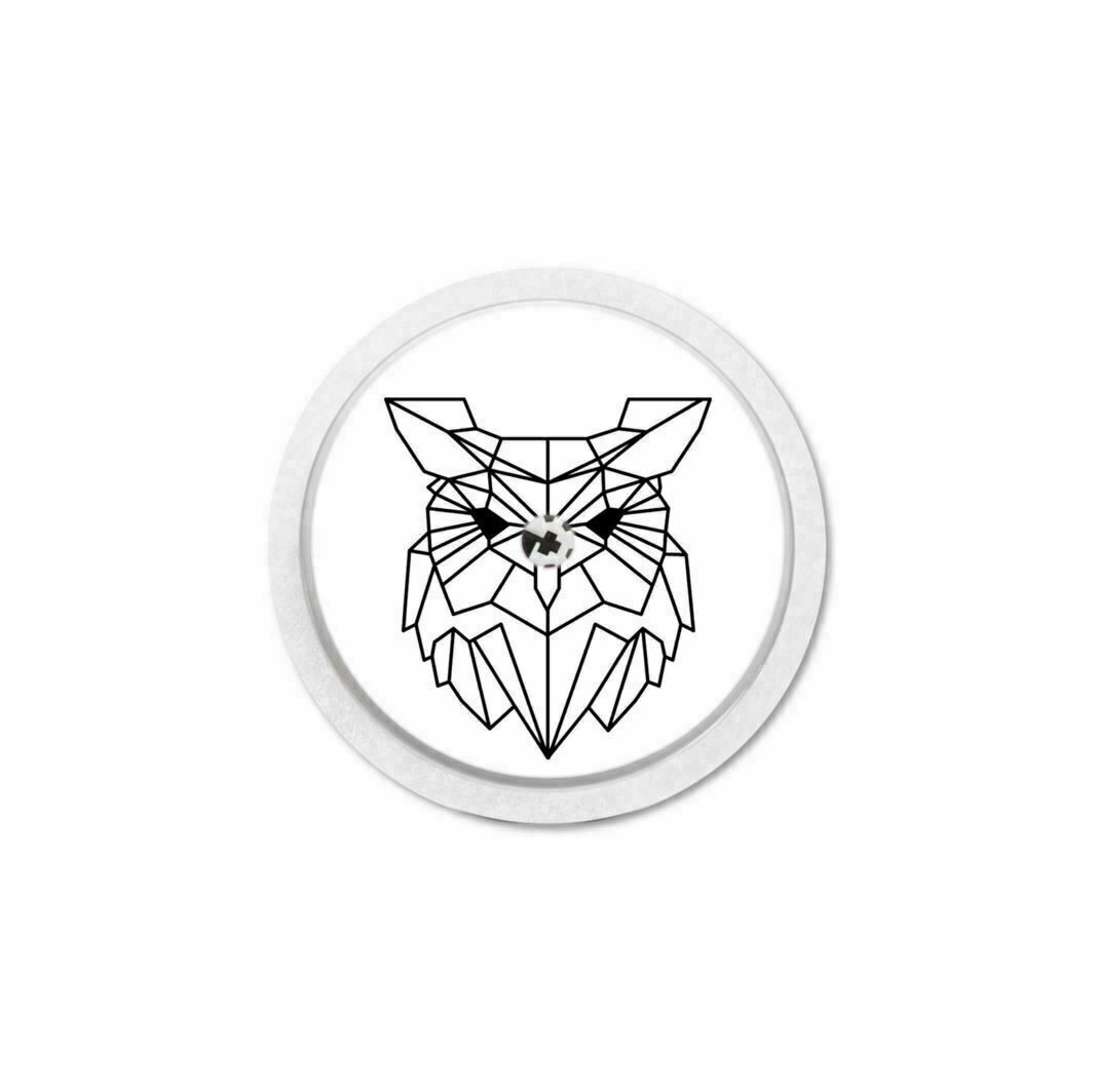 Runder Aufkleber mit einem geometrischen Eulendesign. Schwarze Linien auf weißem Hintergrund, umgeben von einem weißen Kreis.