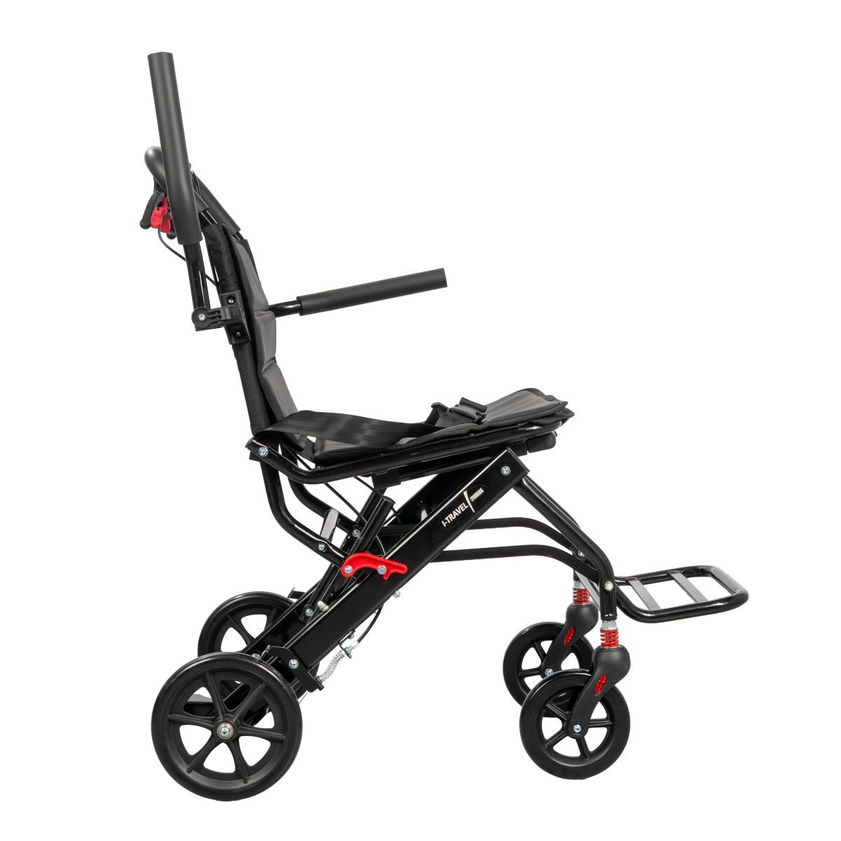 Schwarzer Rollstuhl mit vier Rädern, Armlehnen und Fußstütze. Roter Hebel. I-Travel-Logo.
