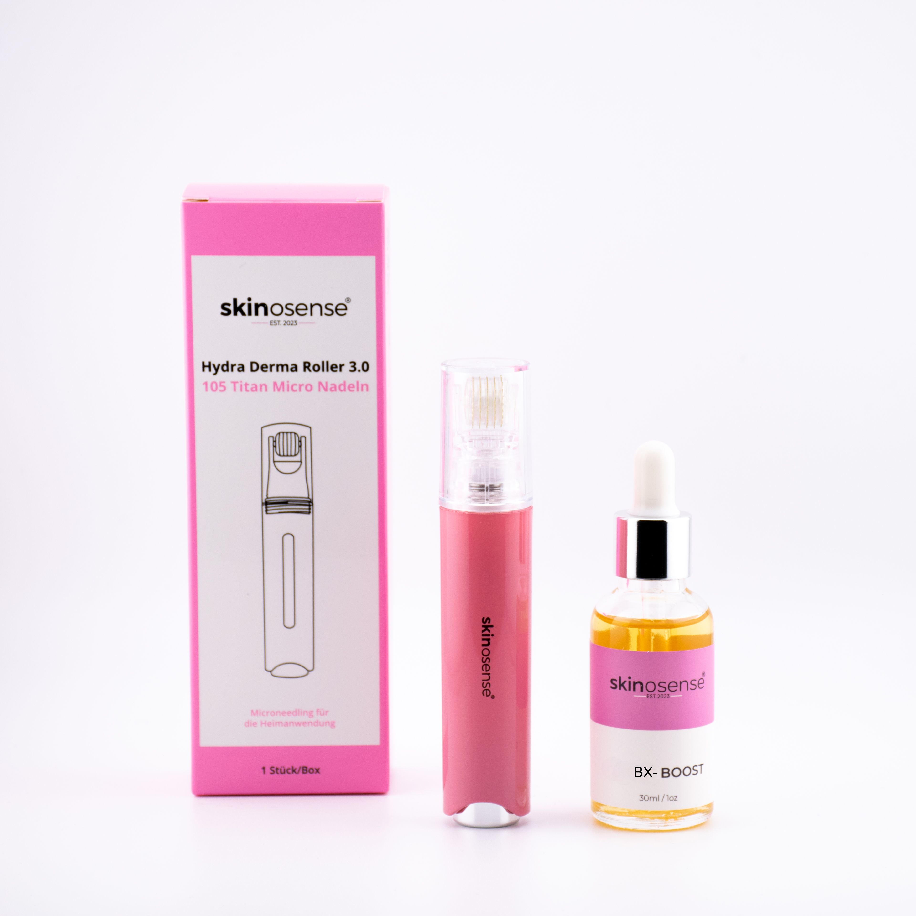 Rosa Verpackung mit Produktnamen Skinosense, Hydra Derma Roller 3.0, 165 Titan Micro Nadeln. Daneben Roller und Flasche mit BX-Boost.