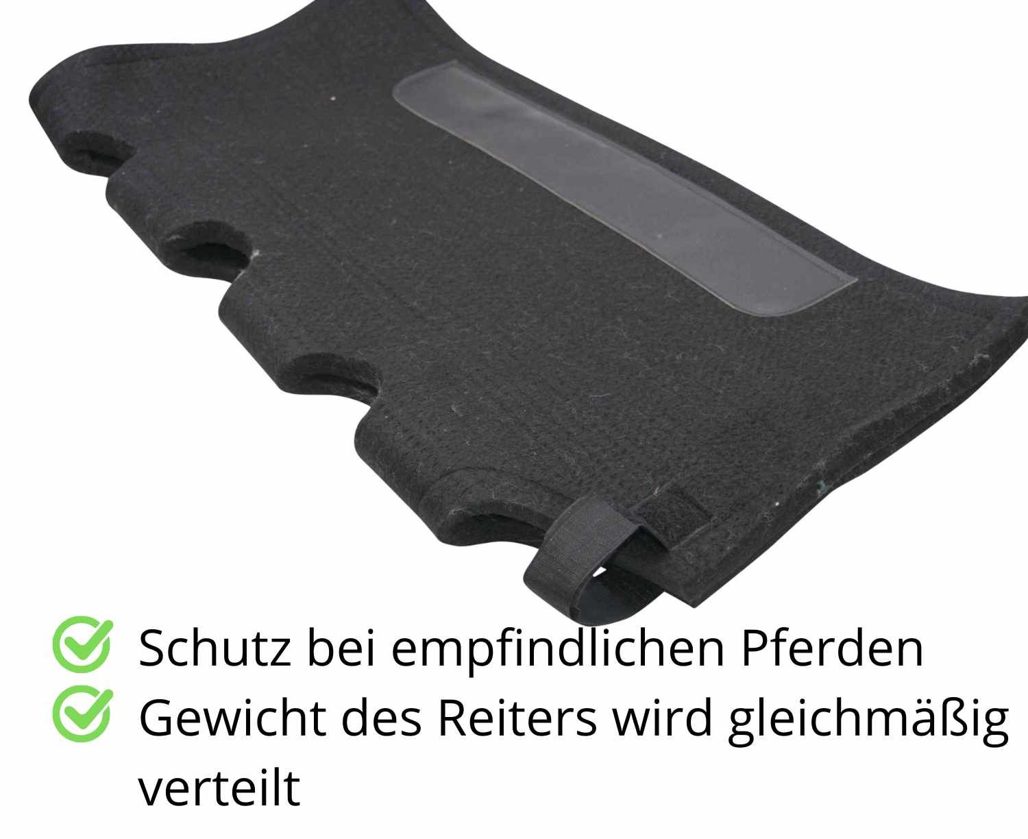Schwarzes Filzpad mit transparentem Einsatz und Klettverschluss. Text: Schutz bei empfindlichen Pferden, Gewicht des Reiters wird gleichmäßig verteilt.