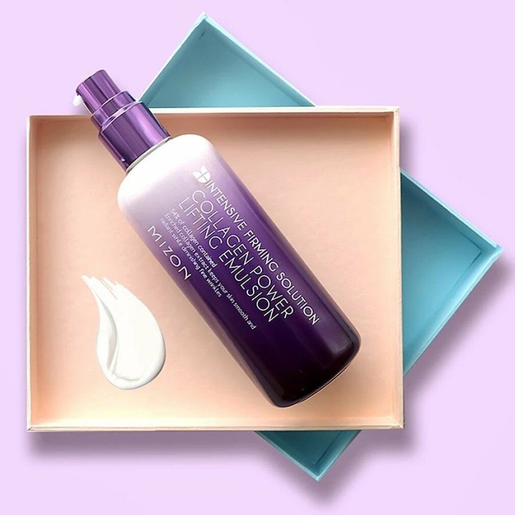 Flasche auf Tablett. Aufschrift: MIZON, Collagen Power Lifting Emulsion. Klecks Emulsion daneben.