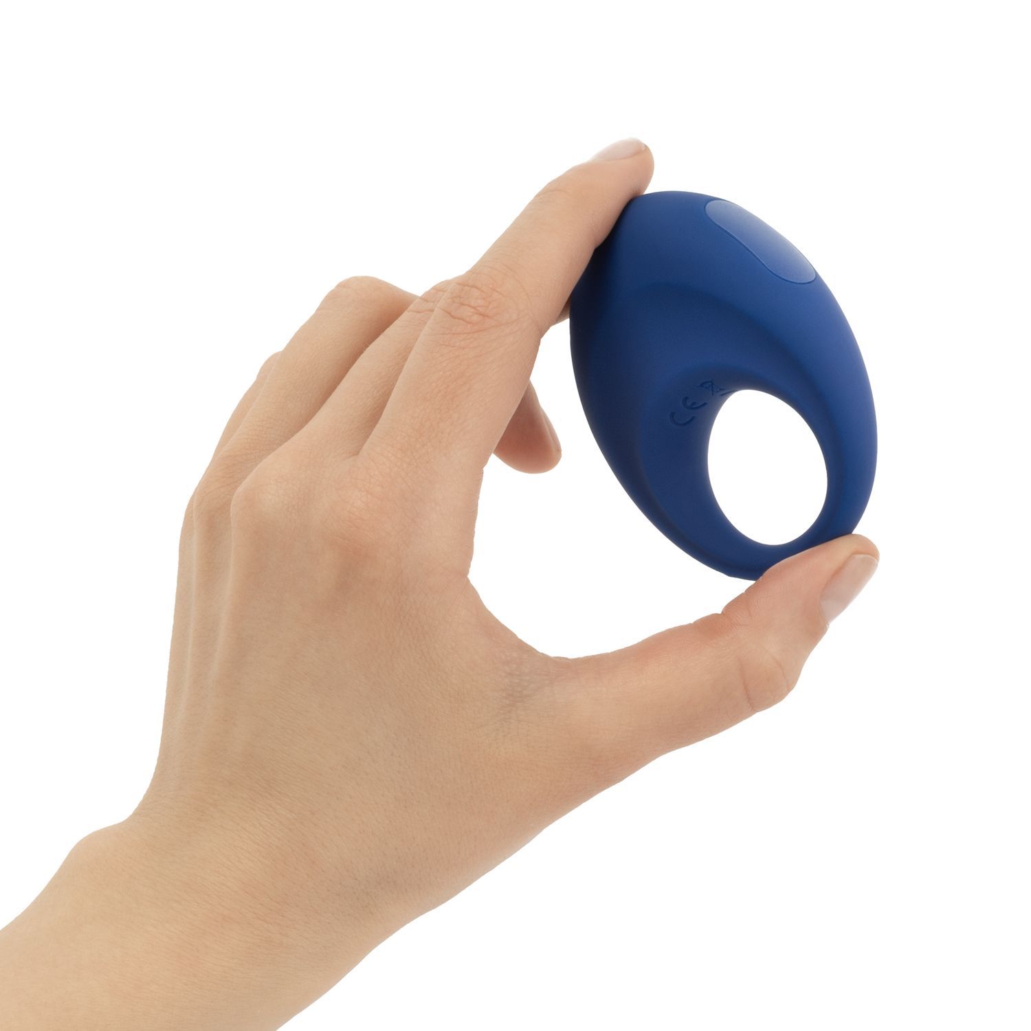 Blauer, ringförmiger Gegenstand, gehalten von einer Hand. Das Produkt hat eine ovale Form mit einem Loch in der Mitte.