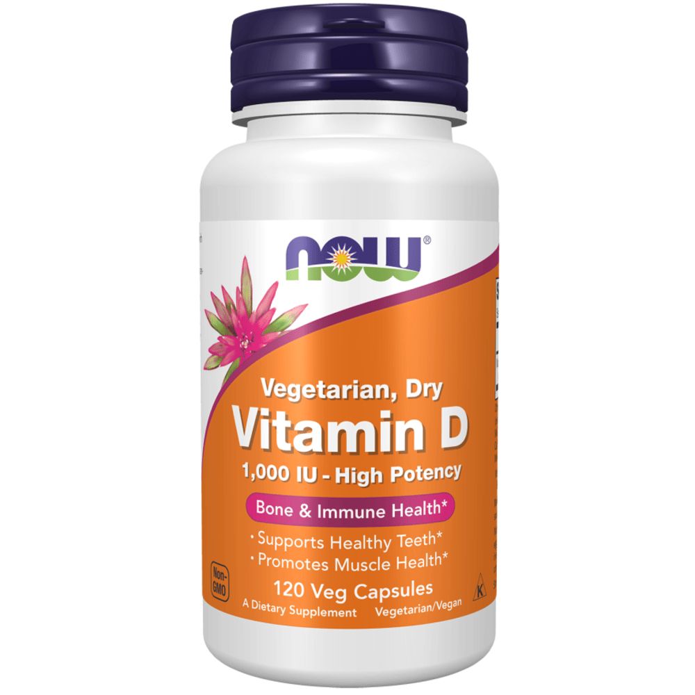 Weiße Flasche mit orangefarbenem Etikett. Aufschrift: Vitamin D, 1.000 IE, 120 Veg-Kapseln. Marke: NOW.