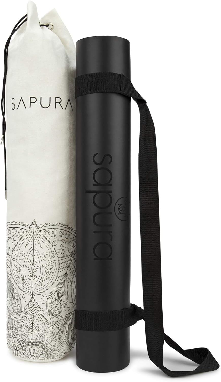 Gerollte Yogamatte mit Tragegurt und Tragetasche. Auf der Matte und Tasche ist der Schriftzug "sapura" zu sehen.