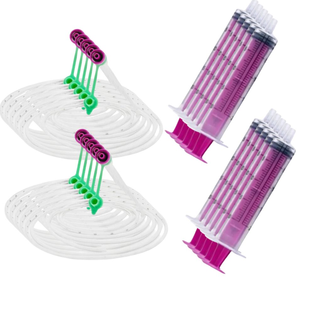 Mehrere Sets aus Schläuchen und Spritzen. Die Spritzen sind mit rosa Flüssigkeit gefüllt. Die Schläuche sind weiß.