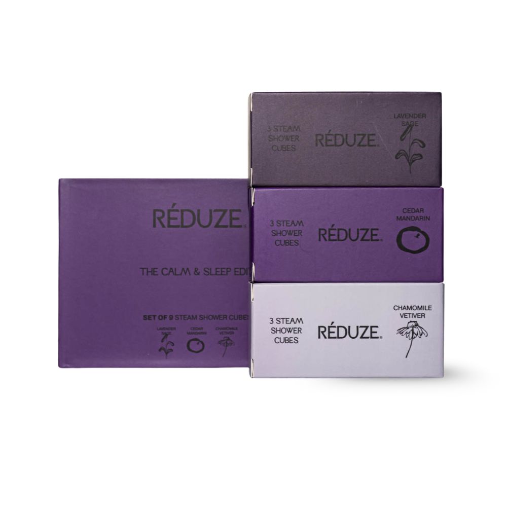 Box mit 3 kleineren Boxen. Aufschrift: RÉDUZE, The Calm & Sleep Edit, 3 Steam Shower Cubes.