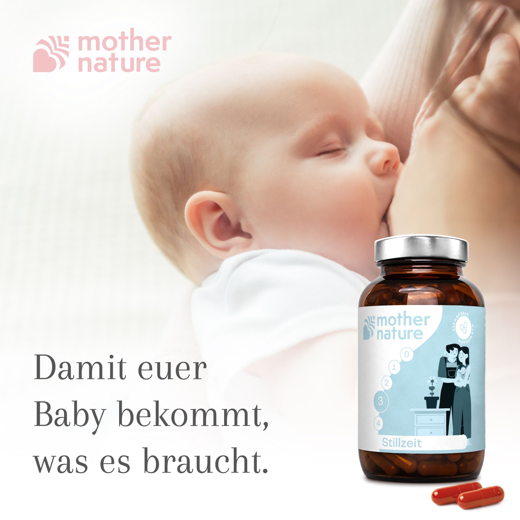 Baby stillt. Flasche mit Etikett: Mother Nature, Stillzeit. Text: Damit euer Baby bekommt, was es braucht.