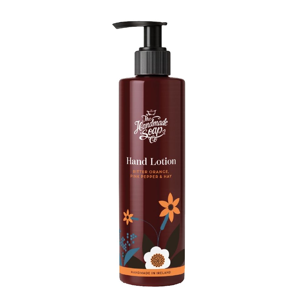 Braune Handlotion-Flasche mit schwarzem Pumpkopf. Aufschrift: Hand Lotion, Bitter Orange, Pink Pepper & Nat. Blumenmuster.