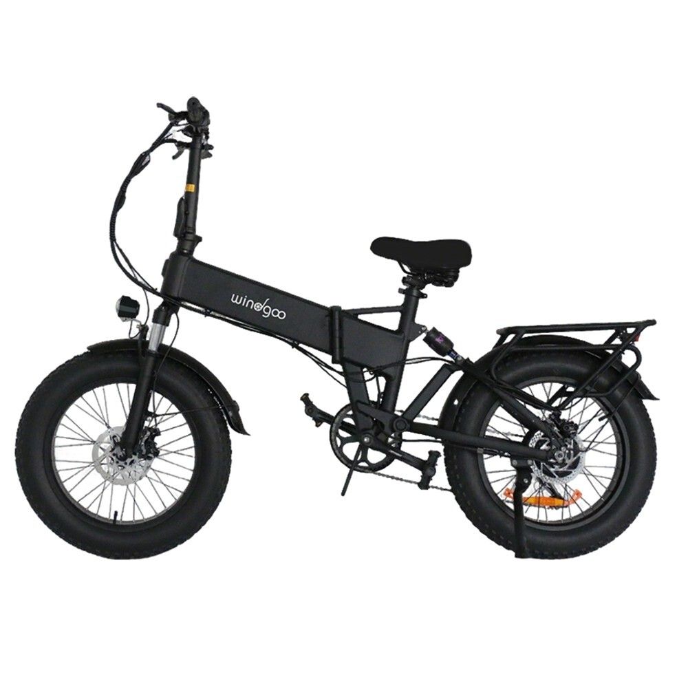 Schwarzes E-Bike mit breiten Reifen, Gepäckträger und Frontscheinwerfer. Der Schriftzug "windgoo" ist auf dem Rahmen zu sehen.