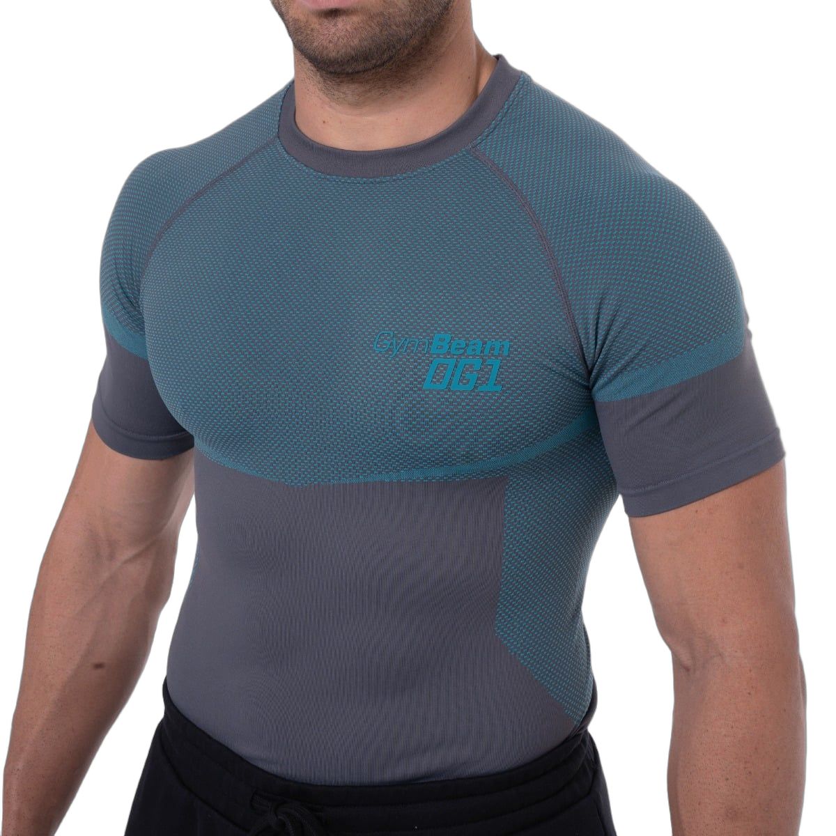 Detailansicht des GymBeam OG1 T-Shirts: Struktur und Logo.