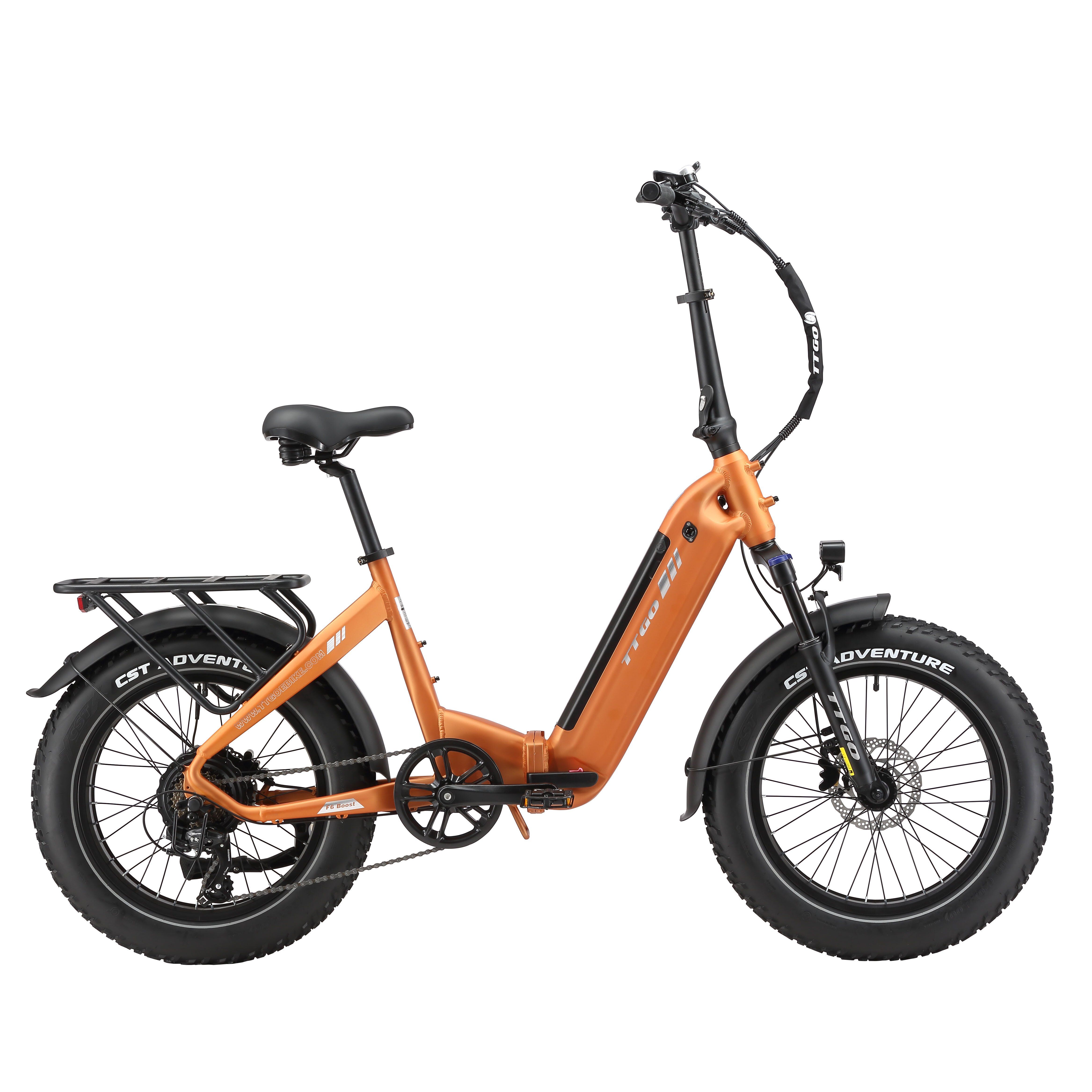 Orangefarbenes Klapp-E-Bike mit schwarzen Reifen und Gepäckträger. Marke TTGO sichtbar.