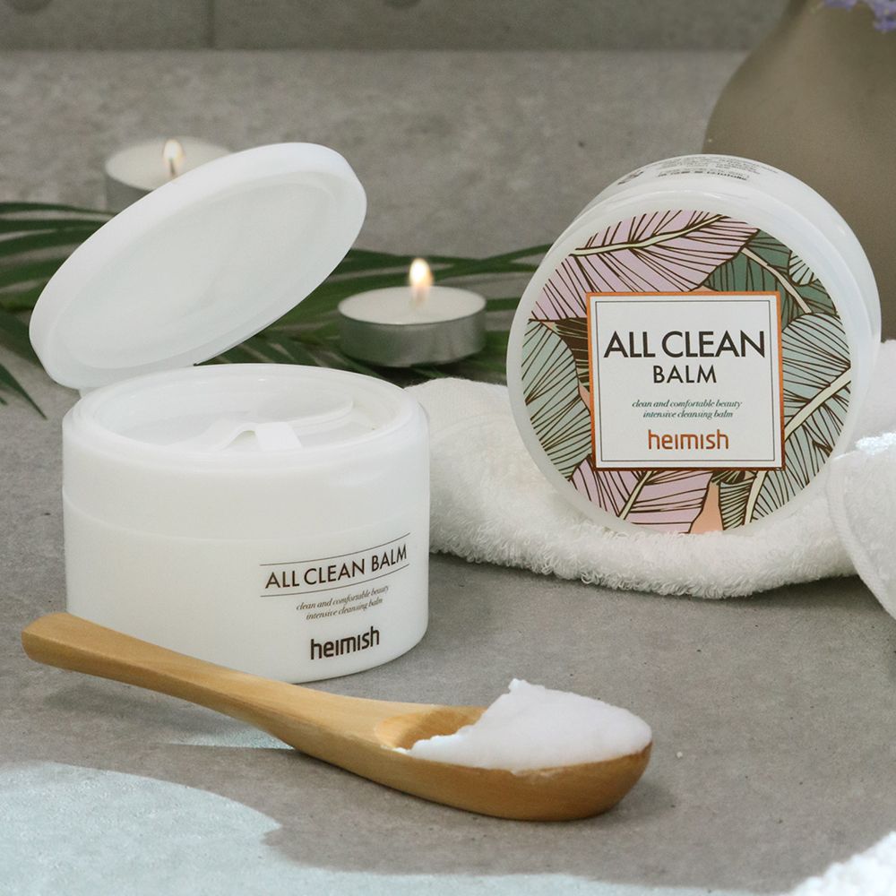 Heimish All Clean Balm in einem weißen Tiegel mit Spatel. Ein offener Tiegel und ein Spatel mit Balsam sind sichtbar.