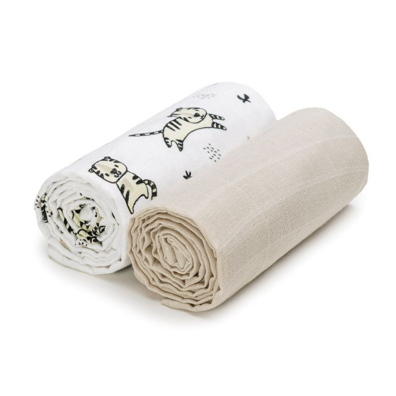 Zwei gerollte Mulltücher. Eines mit Tiger-Motiv, das andere beige. Beide aus Stoff.