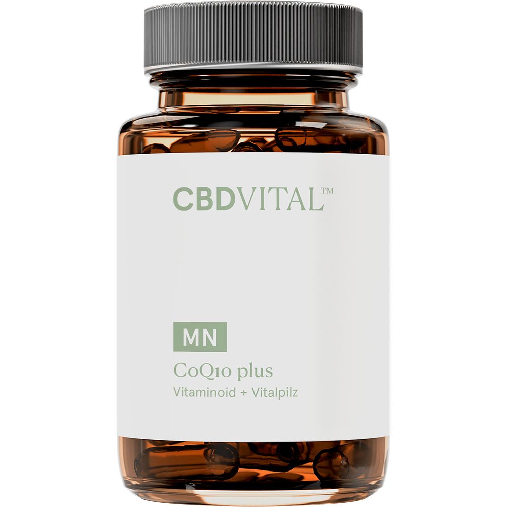 Braune Glasflasche mit Kapseln. Etikett mit Text: CBD VITAL, CoQ10 plus, Vitaminoid + Vitalpilz. Schwarzer Deckel.