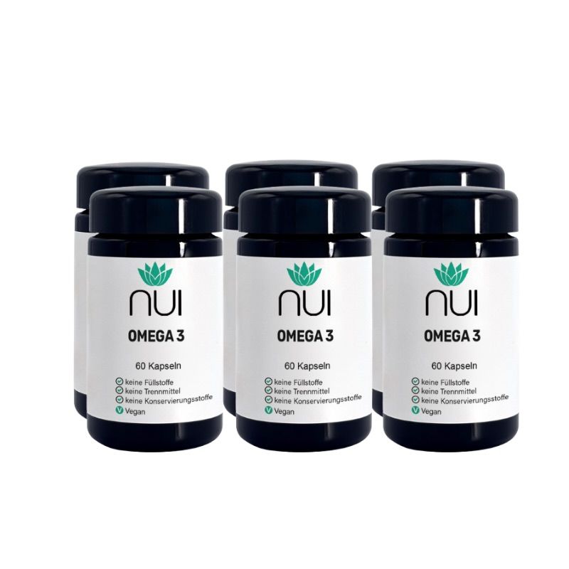 Sechs Flaschen NUI Omega 3. Schwarze Deckel, weiße Etiketten mit grünem Logo und Produktinformationen. 60 Kapseln pro Flasche.