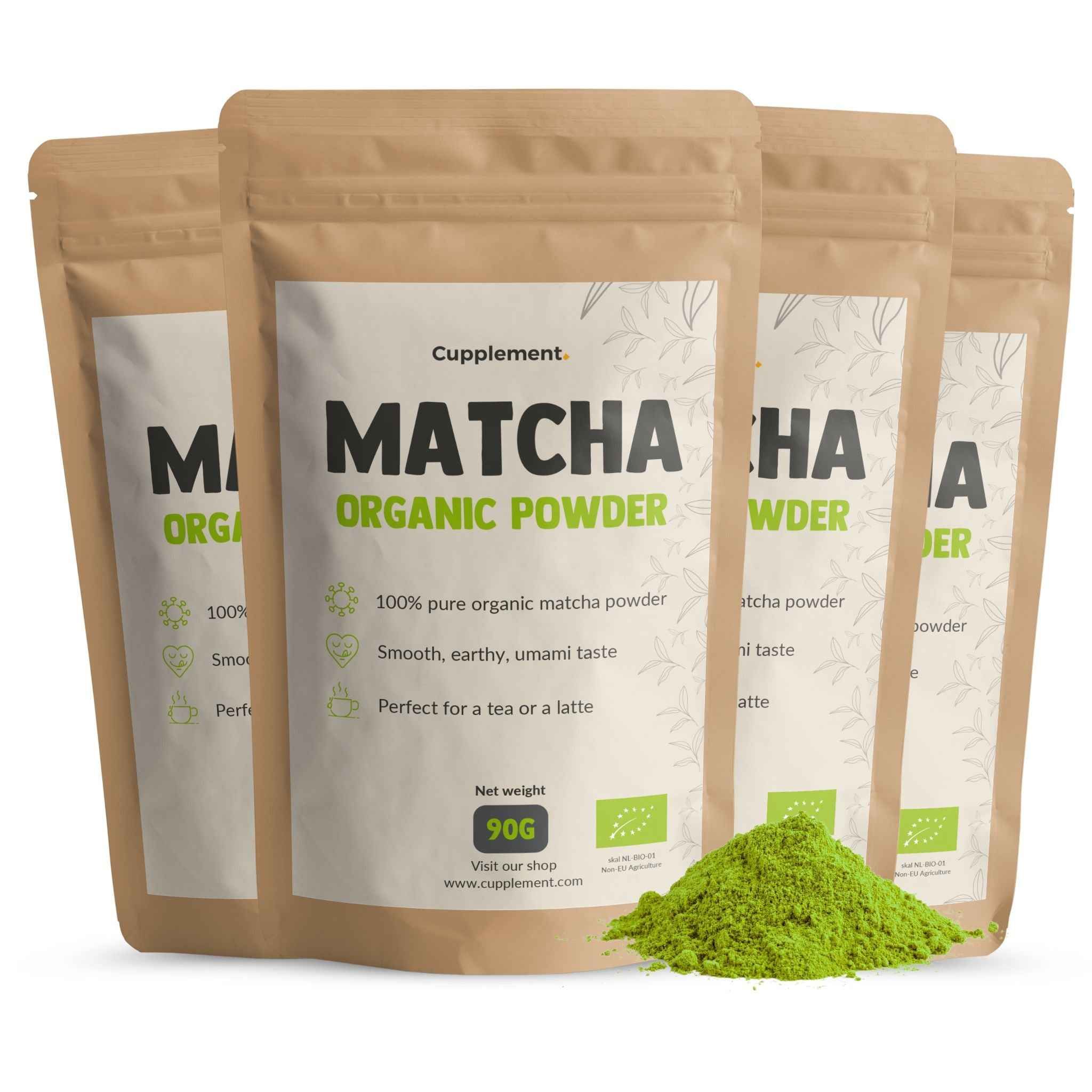 Matcha-Pulver in Beuteln. Aufschrift: Matcha Organic Powder. 90g. Bio-Siegel. Grünpulver daneben.