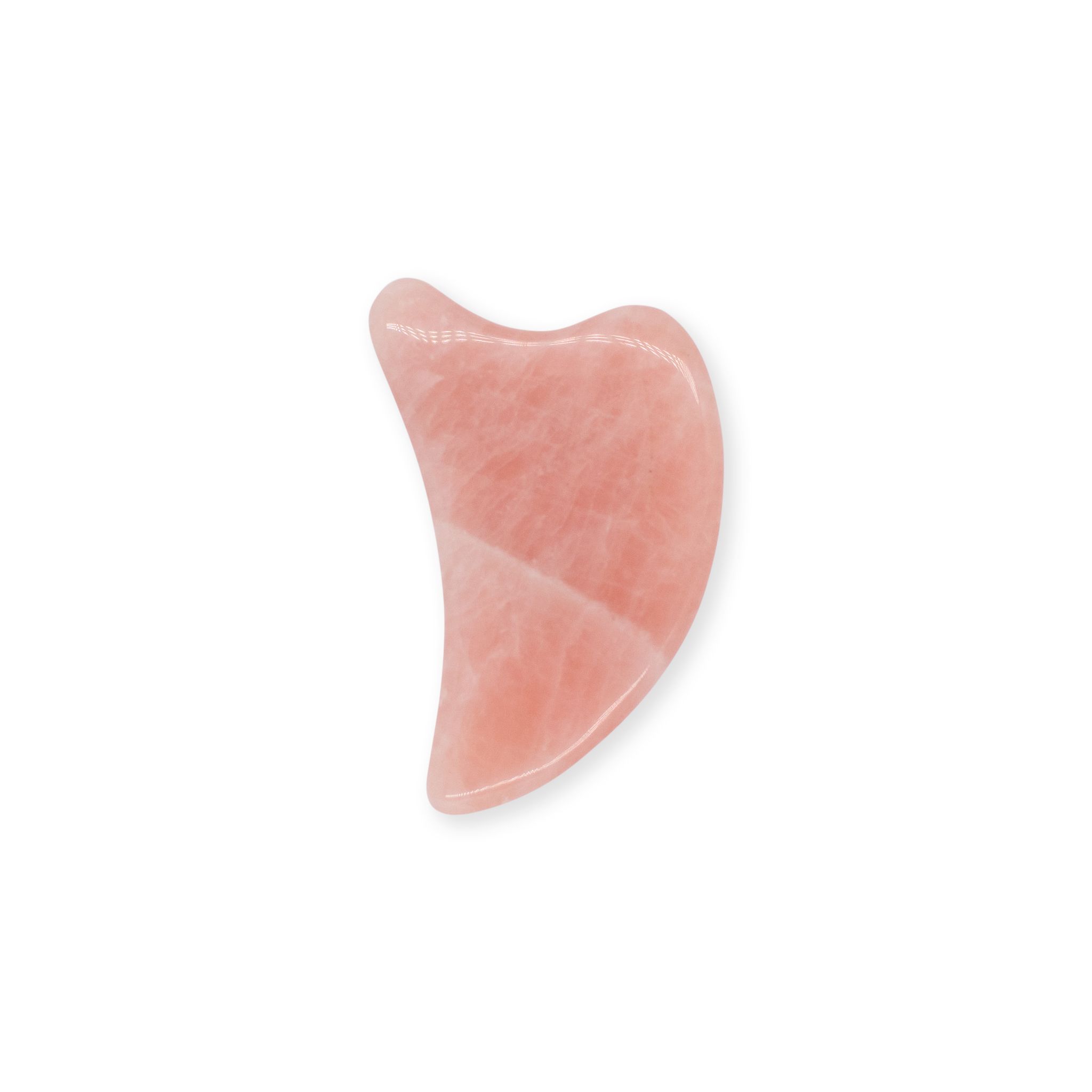 Gua Sha Massagestein aus Rosenquarz. Rosa, herzförmig, glatte Oberfläche. Auf weißem Hintergrund.