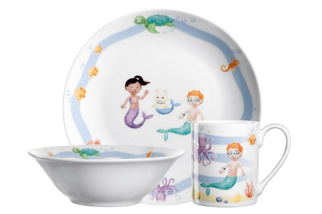 Kindergeschirr-Set mit Teller, Schüssel und Becher. Weißes Porzellan mit Meerjungfrauen-Motiv und blauem Rand.