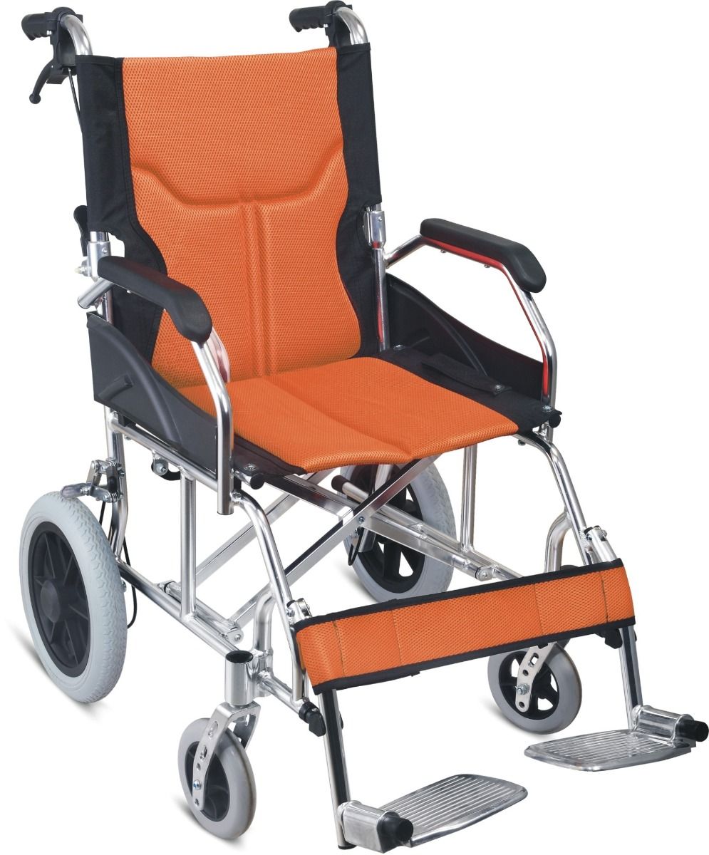Leichtgewicht-Klapprollstuhl aus Aluminium. Orangefarbene Sitzfläche und Rückenlehne. Schwarze Armlehnen und Räder. Fußstützen.
