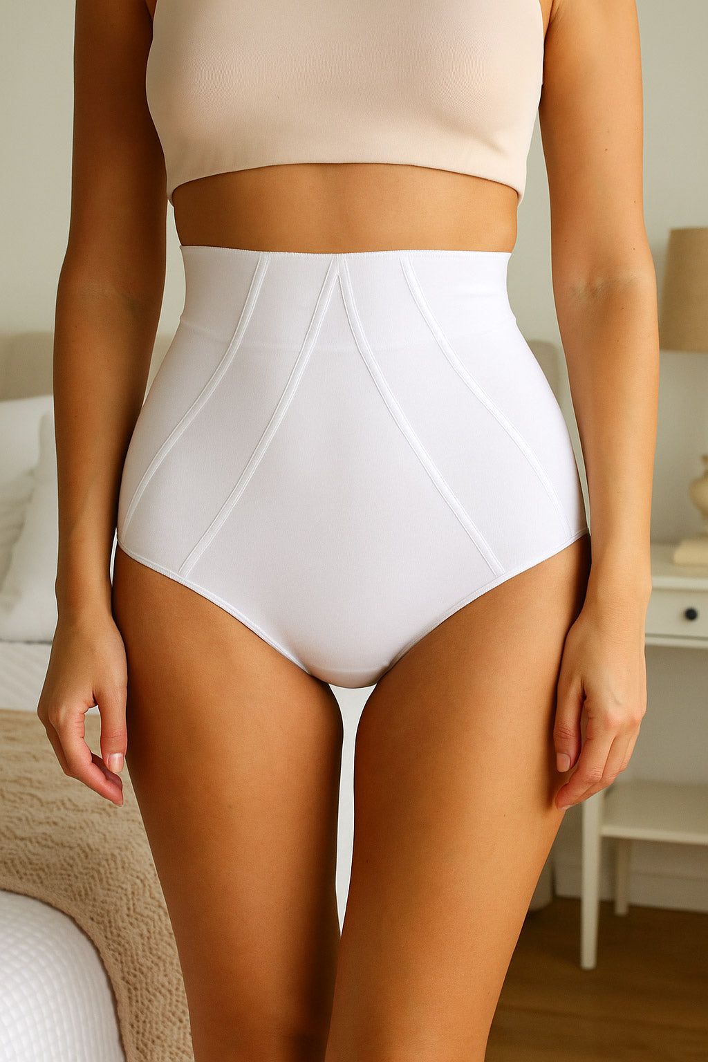 Weißer Miederhose mit hohem Bund. Baumwolle. Vertikale Nähte. Gezeigt an einer Person. Schlafzimmerhintergrund.