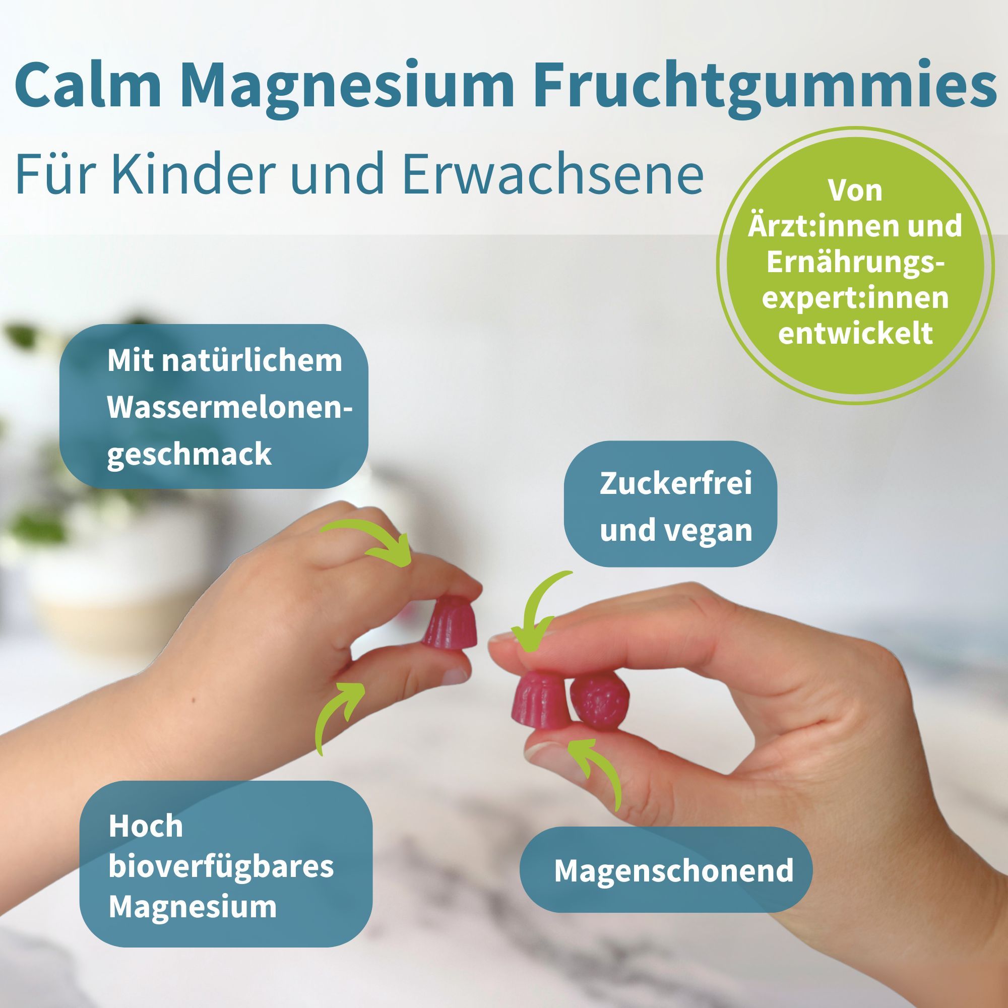 Hände halten zuckerfreie, vegane Magnesium-Fruchtgummis mit Wassermelonengeschmack. Für Kinder und Erwachsene.