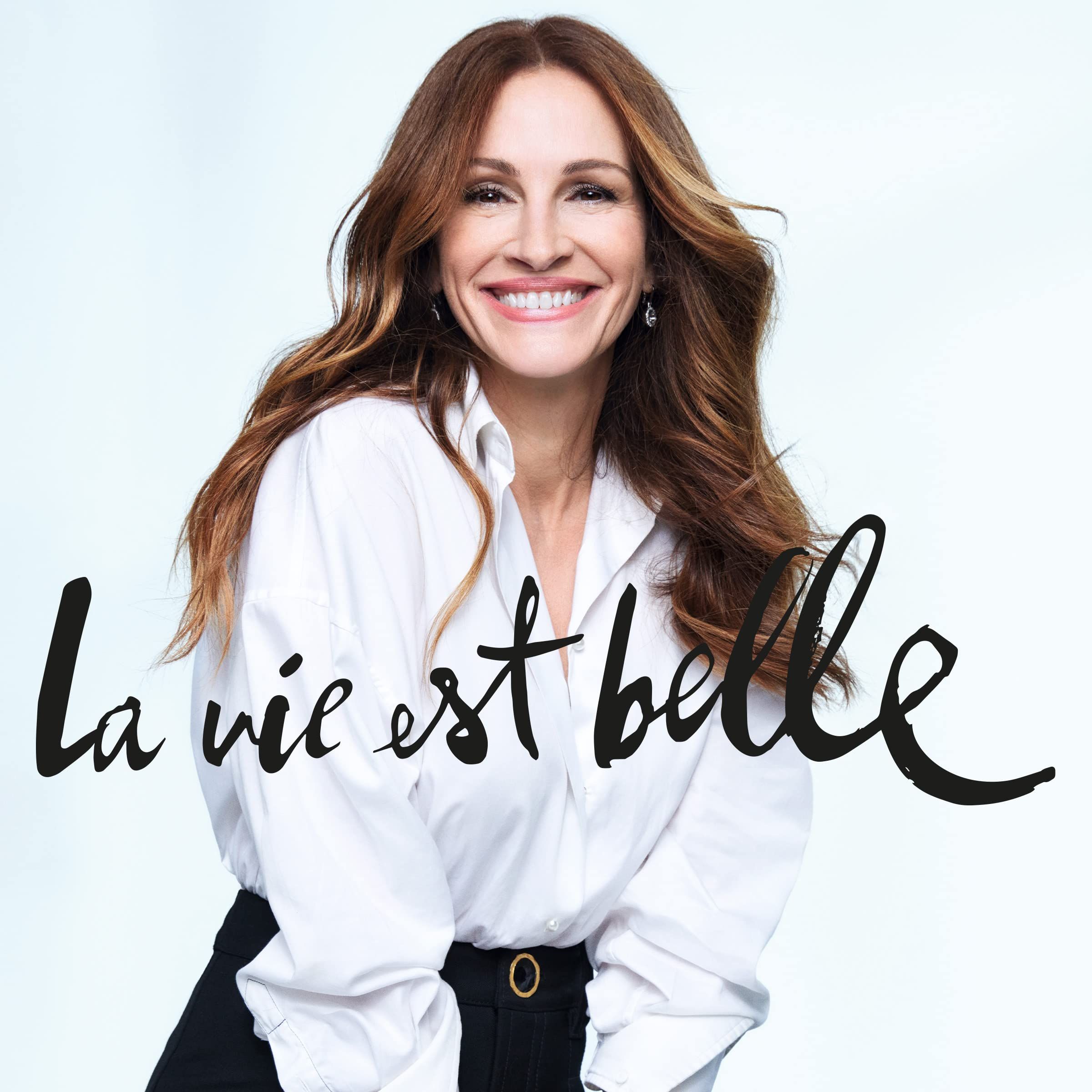 Porträt von Julia Roberts, lächelnd. Text: La vie est belle.