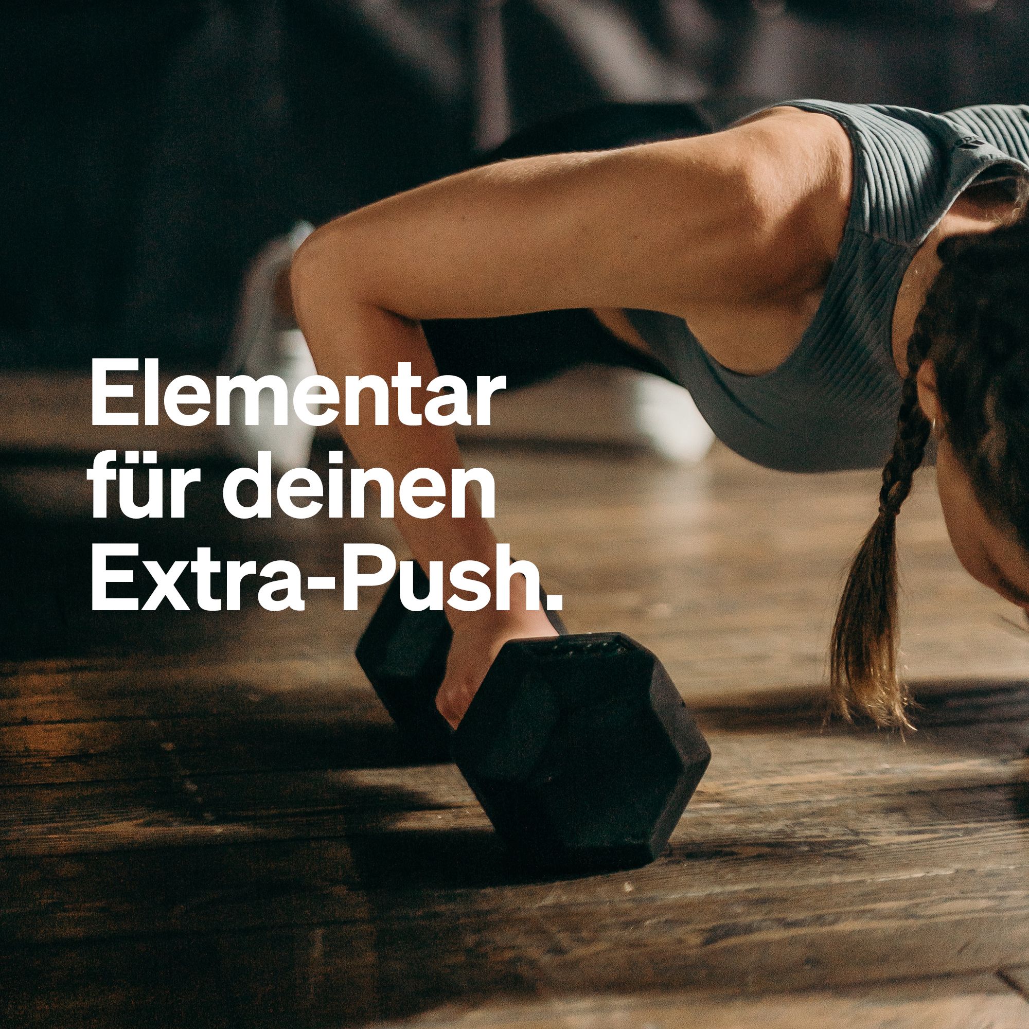 Person trainiert mit Gewichten. Text: Elementar für deinen Extra-Push.
