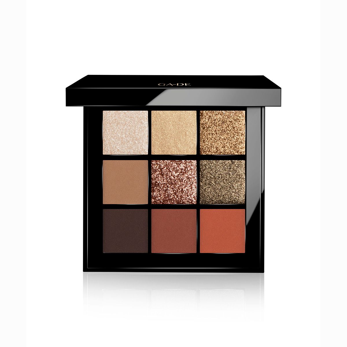 Ga-De Velveteen Lidschatten-Palette. Schwarzer quadratischer Behälter mit neun Farbtönen in verschiedenen Farben: Beige, Braun, Gold und Orange.