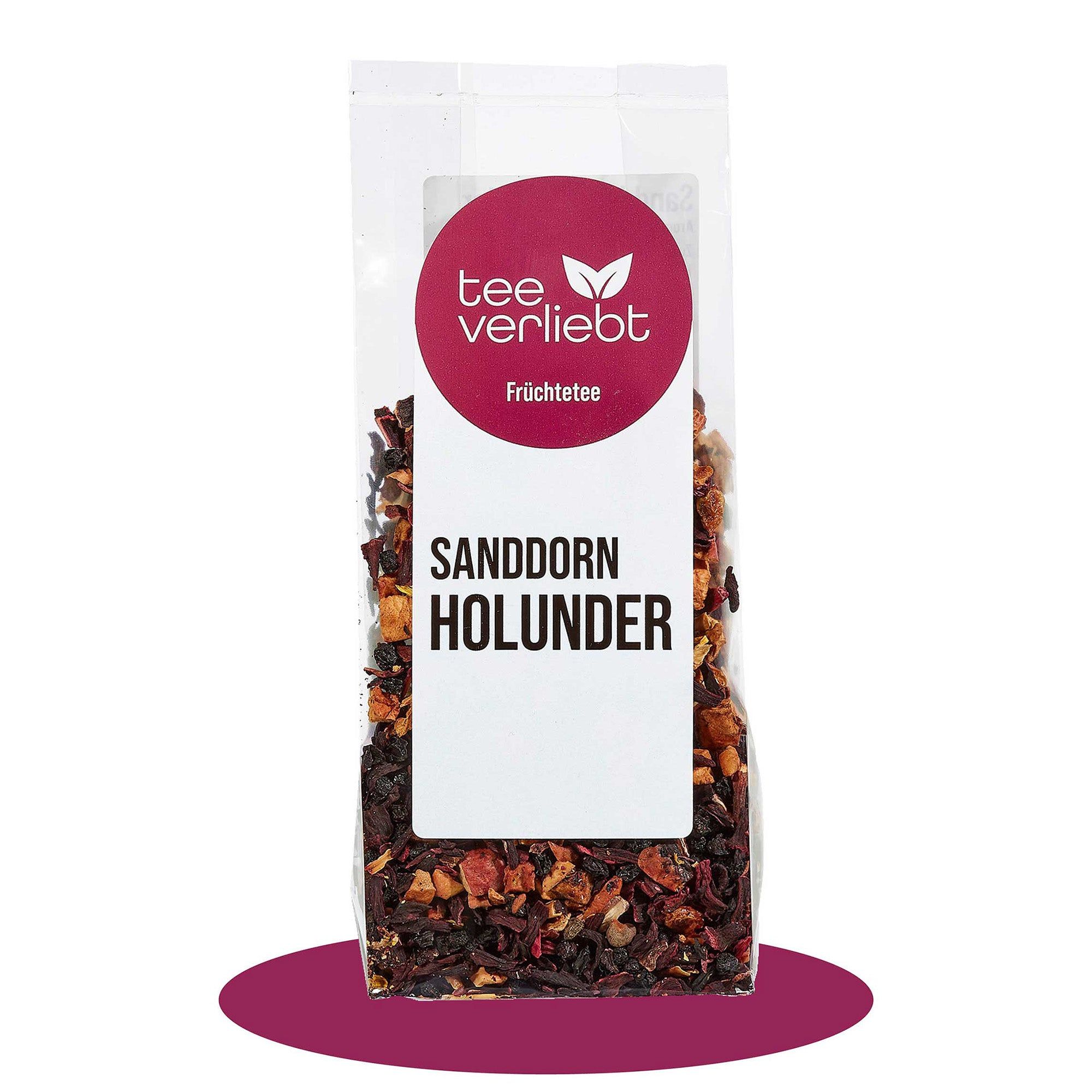 Transparente Verpackung mit loser Früchtetee. Aufdruck: "tee verliebt", "Sanddorn Holunder".