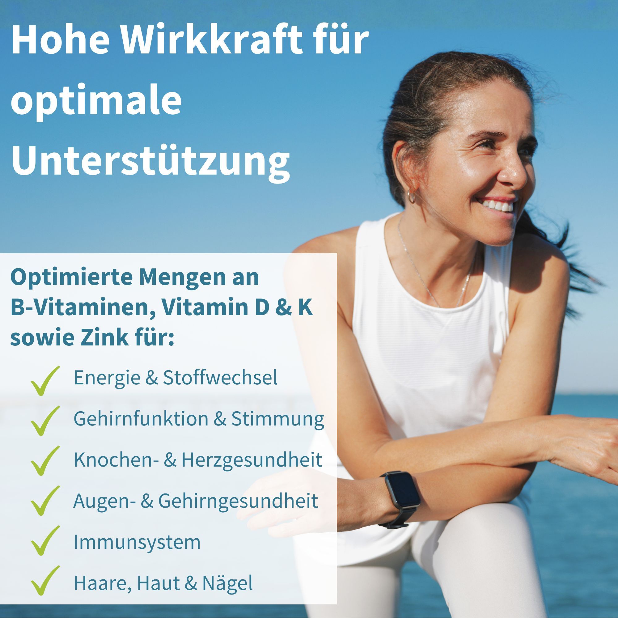 Eine Frau mittleren Alters lächelt am Strand, mit Text über die Vorteile von Vitaminen und Mineralstoffen für Energie und Gesundheit.