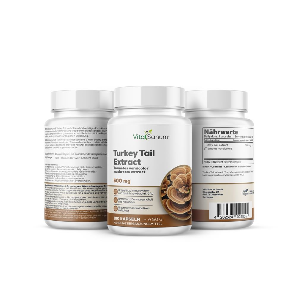 Drei Flaschen VitaSanum® Turkey Tail Extrakt, 100 Kapseln, 500 mg pro Kapsel. Eine Flasche zeigt Nährwertangaben.