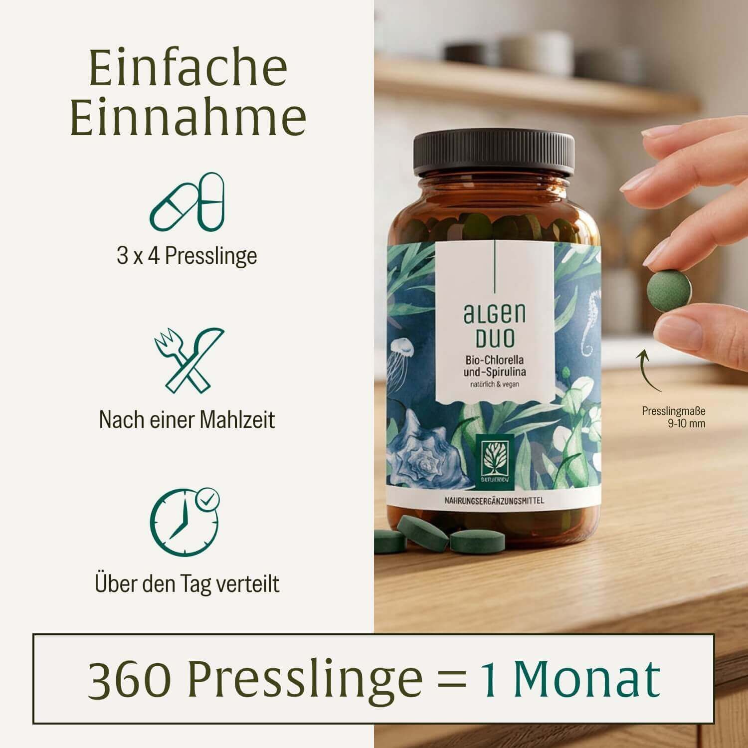 Flasche des Algen Duo Komplex, daneben eine Hand, die eine Pressling hält. Hinweise zur Einnahme und Menge.