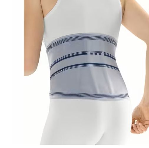 Person trägt eine weiße Lendenwirbelbandage mit blauen Streifen.