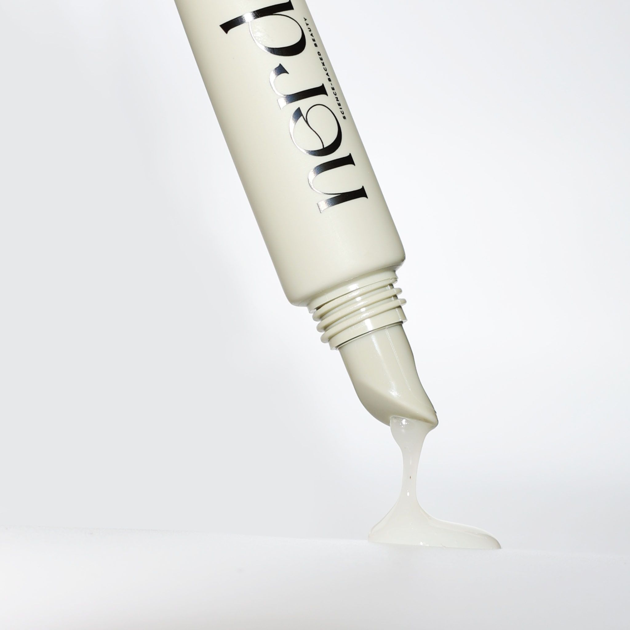Weiße Tube mit Peptide + Hyaluronsäure Lippenpflege, "original"-Farbe, mit austretendem Produkt.