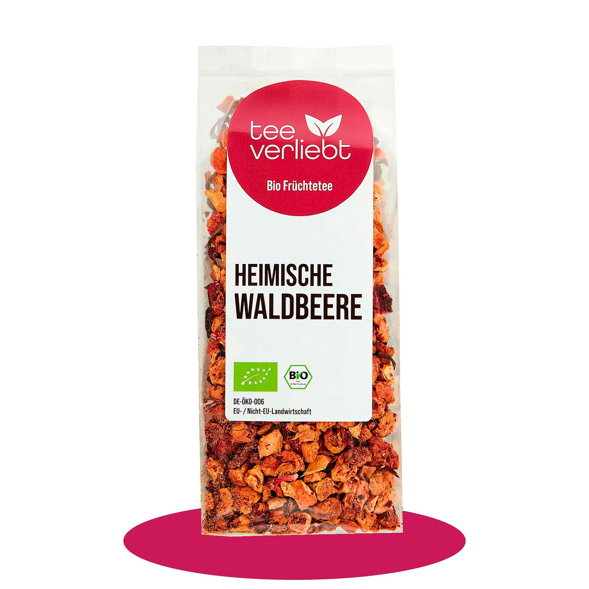 Transparente Verpackung mit losem Früchtetee. Roter Kreis mit Logo und Schriftzug. Text: Heimische Waldbeere, Bio Früchtetee.