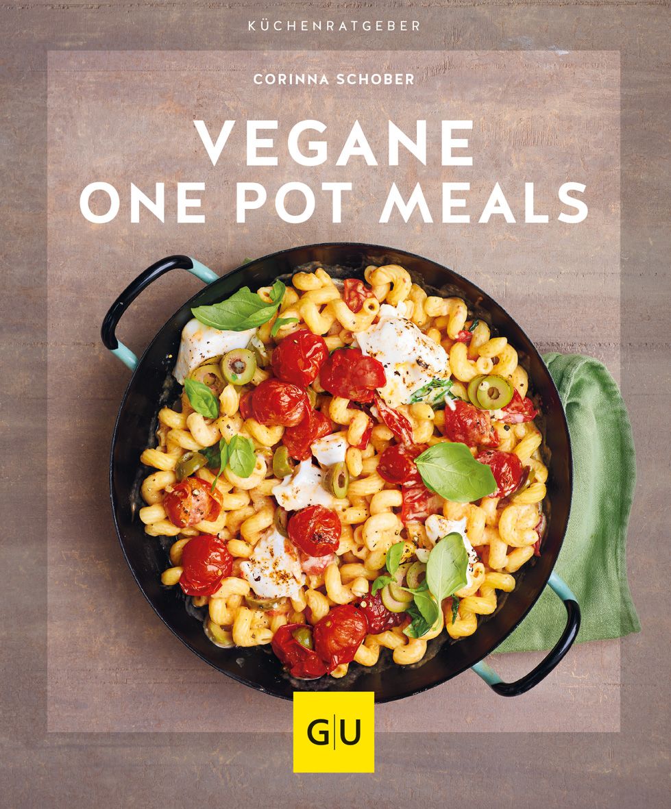 Kochbuch "Vegane One Pot Meals" von Corinna Schober. Gericht in schwarzer Pfanne mit Tomaten, Oliven und Kräutern. GU-Logo.