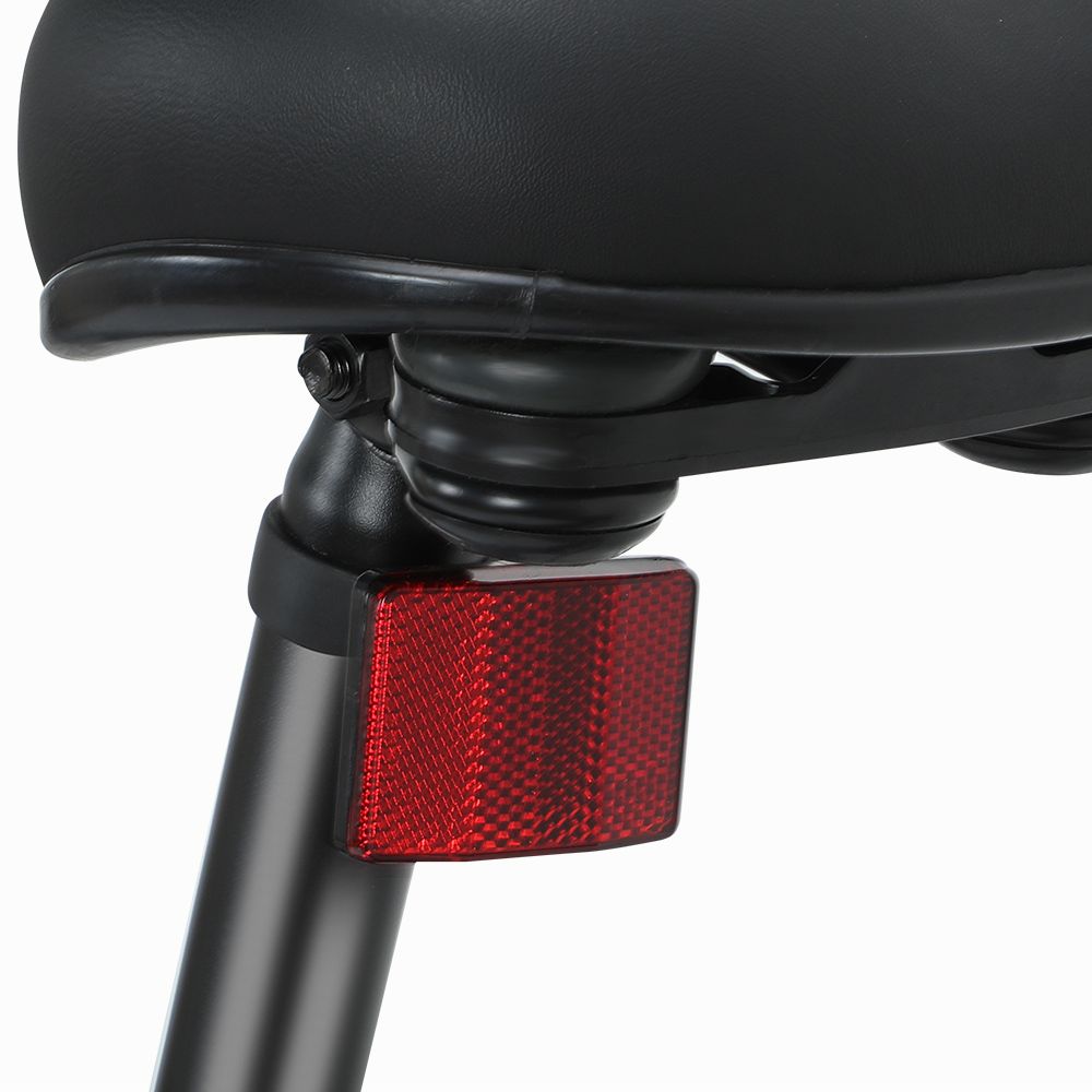 Schwarzer Sattel mit rotem Rückstrahler. Rückstrahler rechteckig.