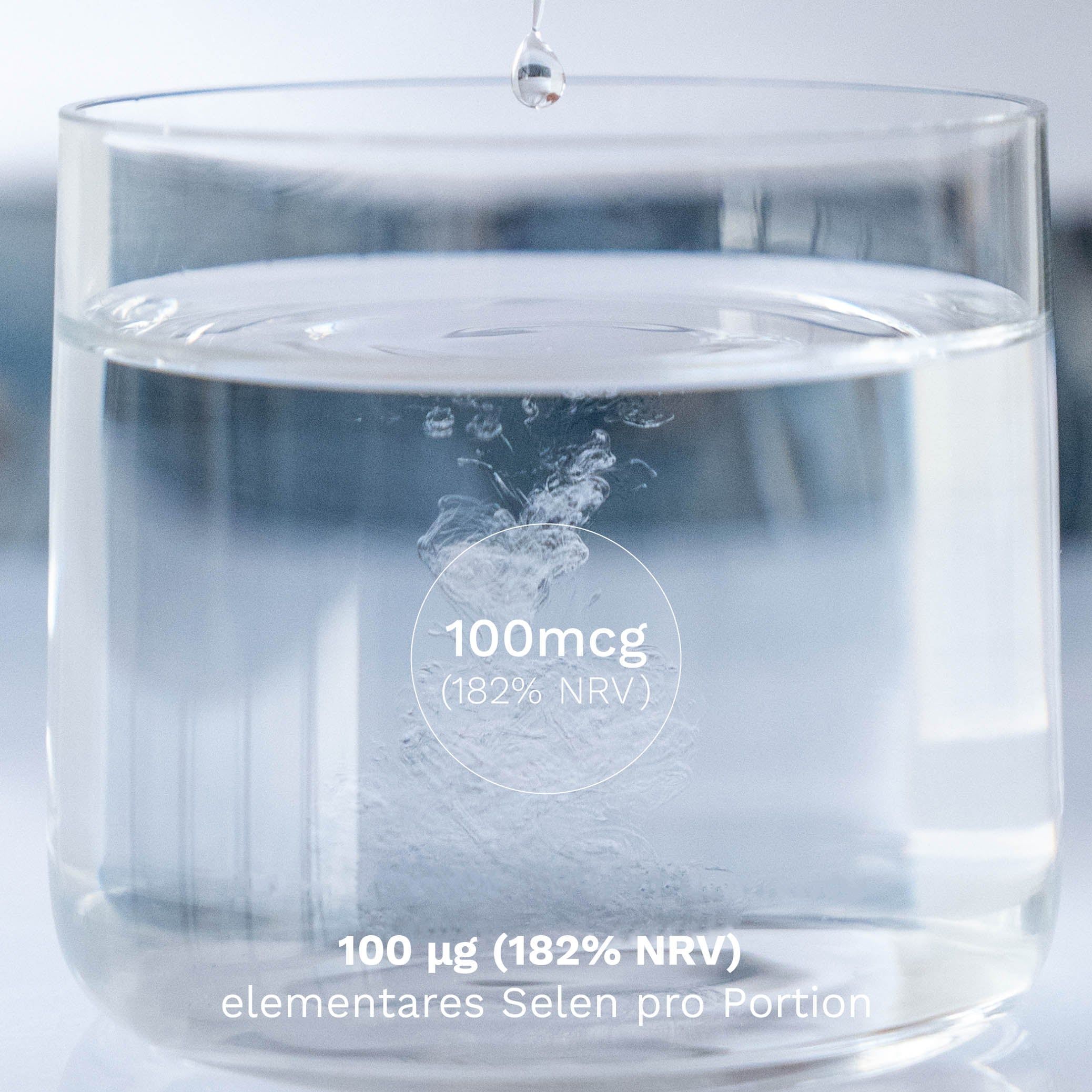Tropfen Selenlösung in einem Glas Wasser, 100mcg pro Portion.