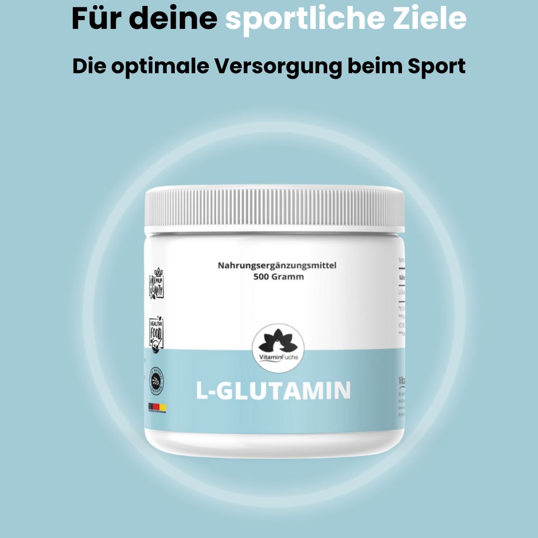 Weißer Behälter mit blauem Etikett. Text: L-Glutamin, Nährergänzungsmittel, 500 Gramm. Logo. Hintergrund: Blauer Kreis mit Text: Für deine sportlichen Ziele.