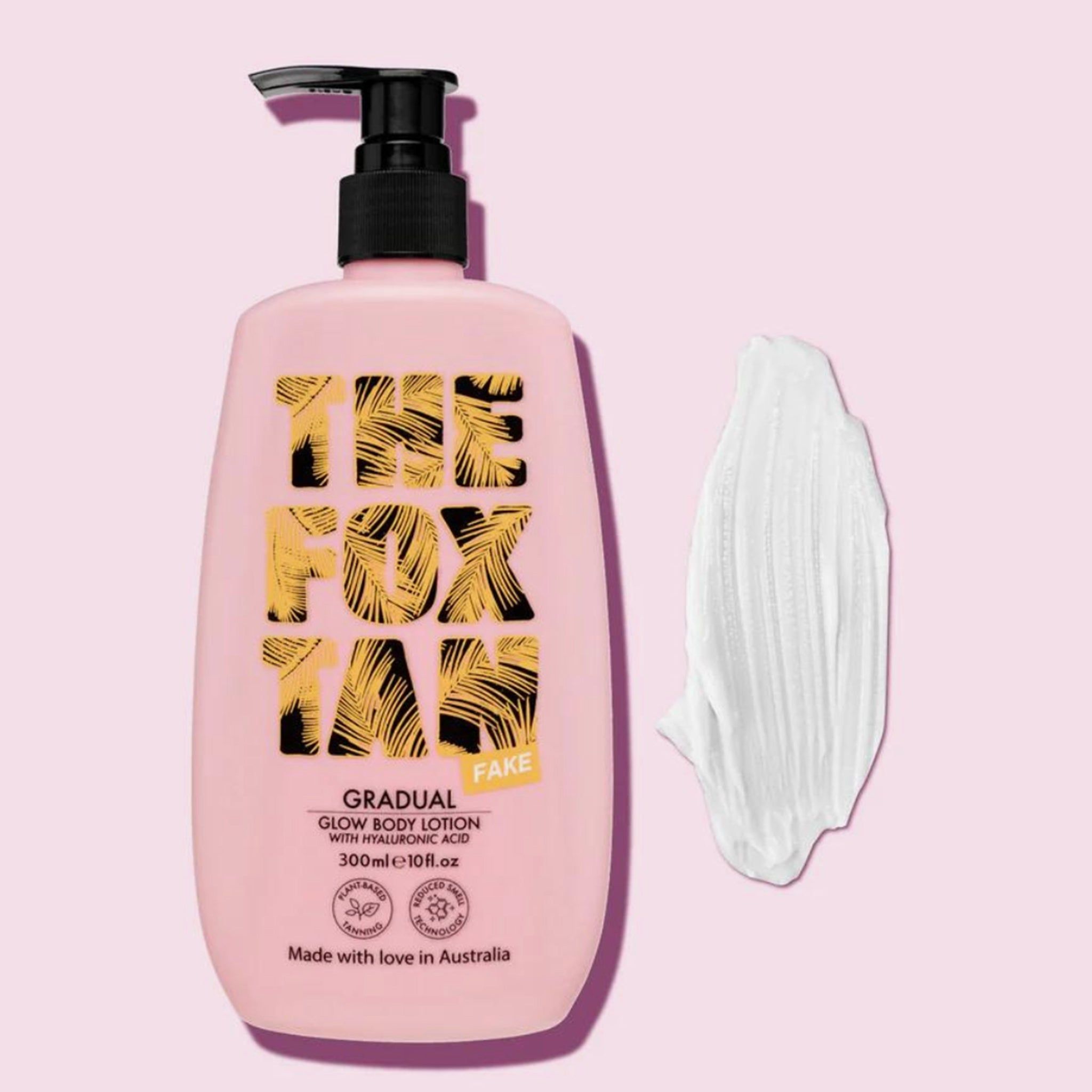 Rosa Flasche mit schwarzem Pumpverschluss. Daneben ein Klecks Creme. Aufschrift: THE FOX TAN. Text: GRADUAL GLOW BODY LOTION.