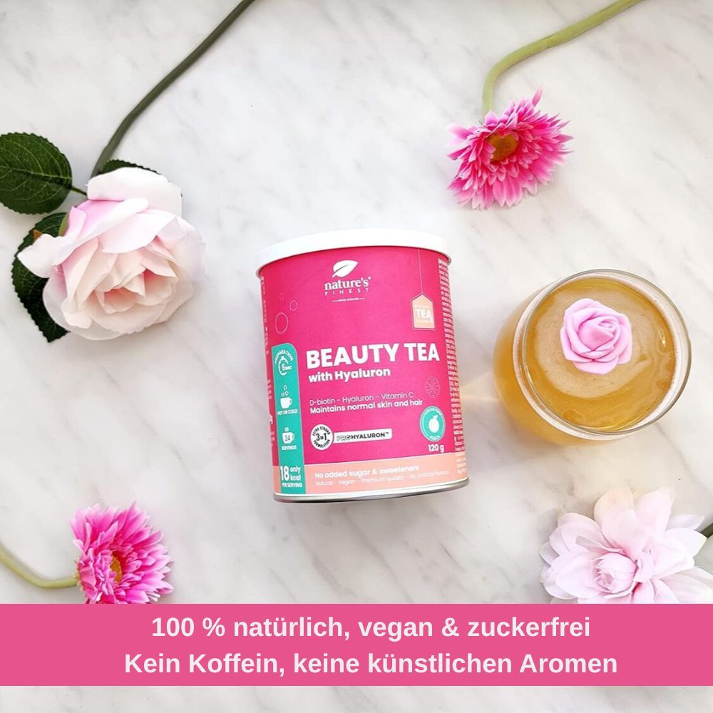 Rosa Dose Nature's Finest Beauty Tea mit Hyaluron. Glas mit Flüssigkeit und Rose. 120g. 18 Portionen. 3in1. Vegan.