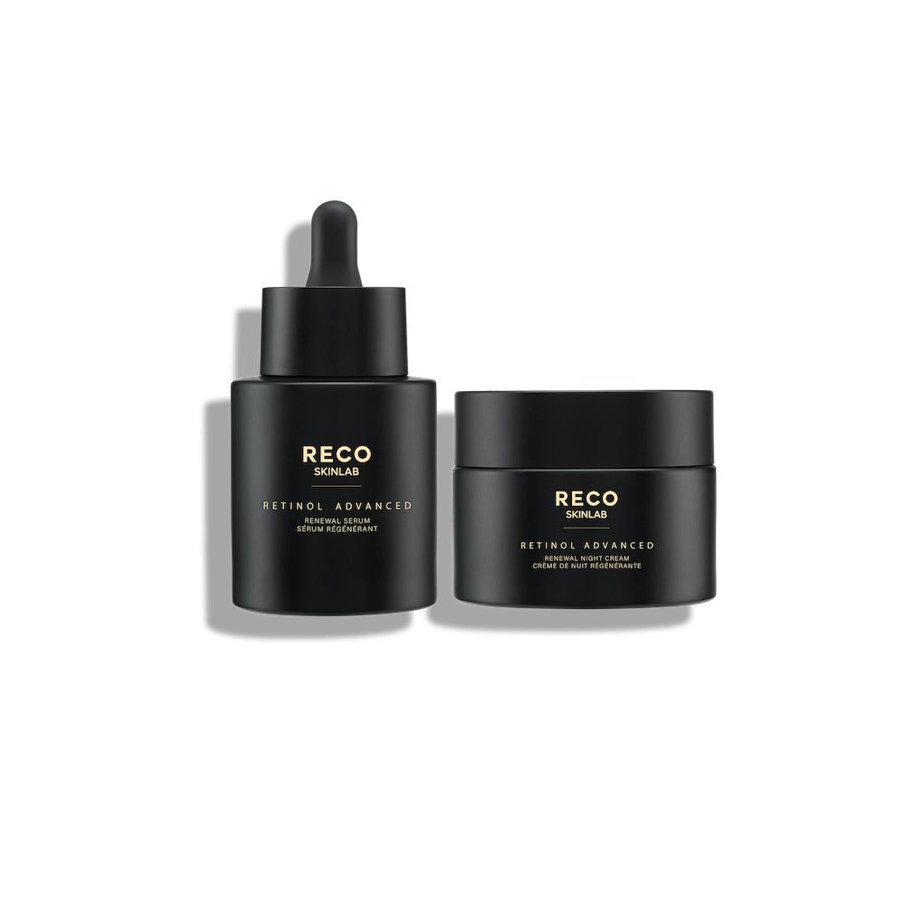 Zwei schwarze Tiegel. Einer mit Pipette, beschriftet mit RECO SKINLAB, RETINOL ADVANCED, Renewal Serum. Der andere mit RECO SKINLAB, RETINOL ADVANCED, Renewal Night Cream.