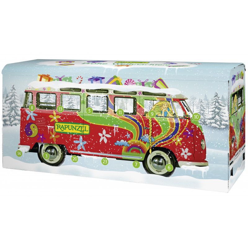 Adventskalender in Form eines roten VW-Busses mit Blumen und dem Schriftzug "RAPUNZEL". Schnee bedeckt das Dach.
