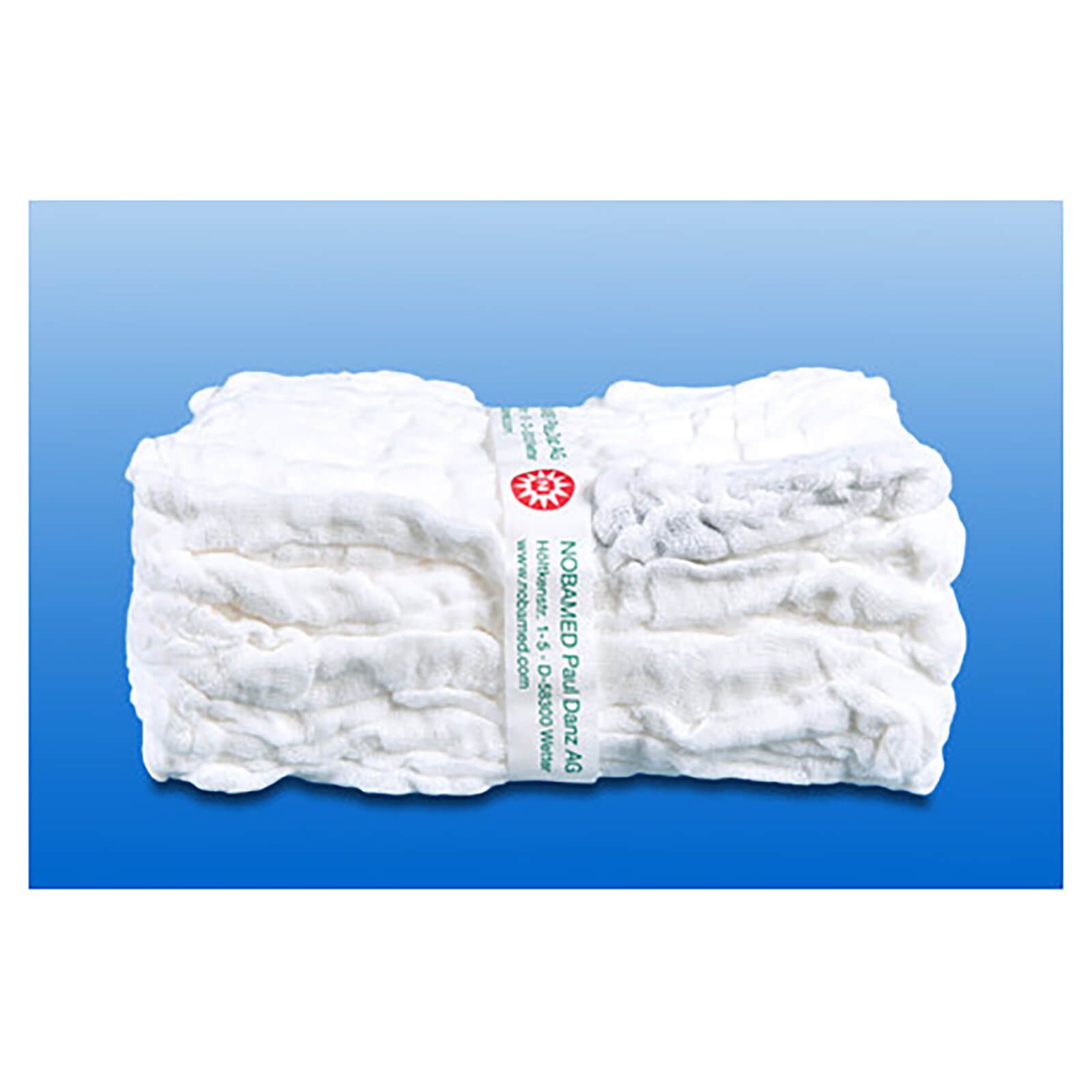 Weißes, vorgewaschenes Bauchtuch, gefaltet. Mit Bandarole und rotem Logo. Auf blauem Hintergrund.
