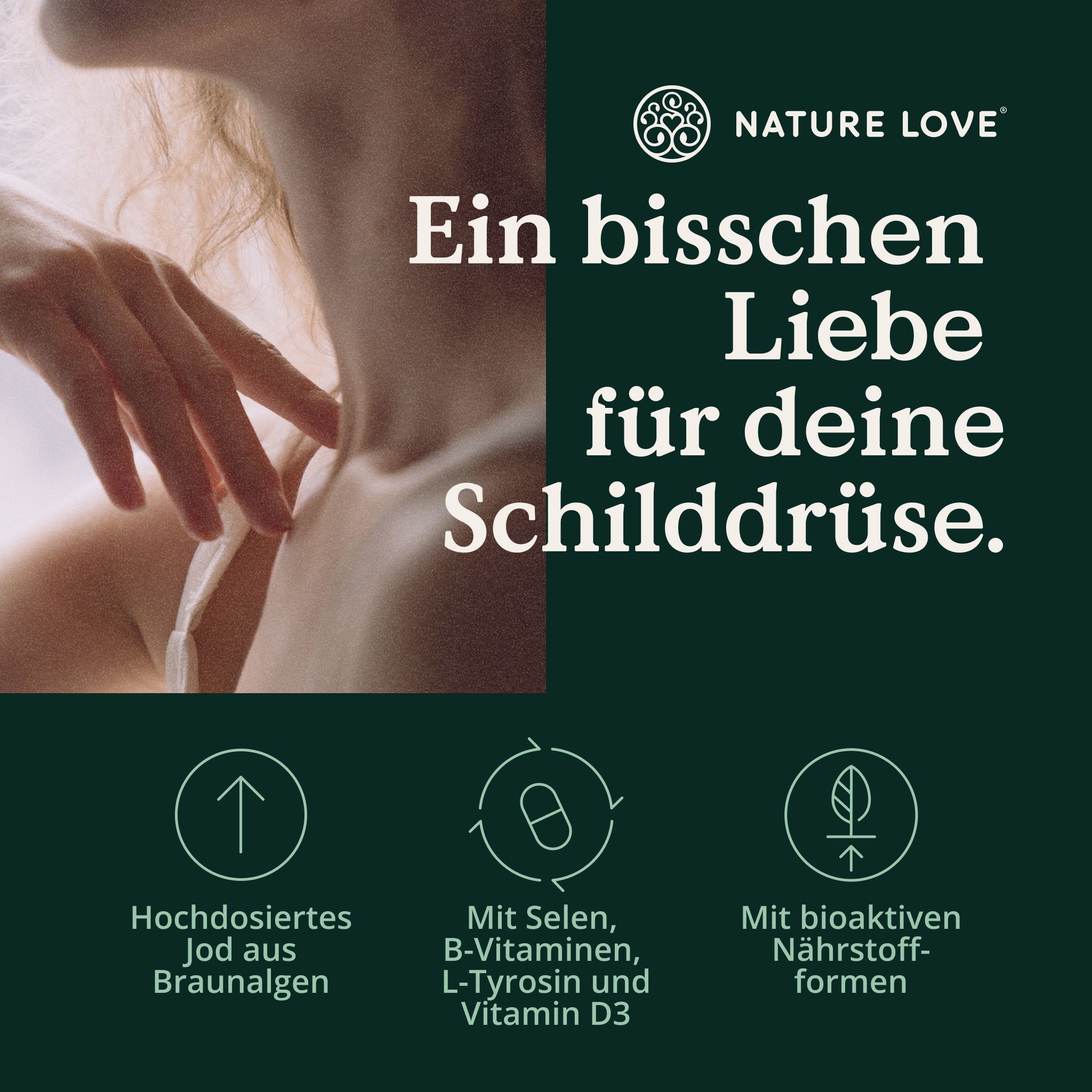 Nackenausschnitt einer Frau mit Hand auf der Haut. Text: Ein bisschen Liebe für deine Schilddrüse.